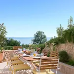 Luce - 2 Private Units, Pool, Grill & Garage Villa