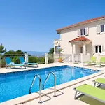 Luce - 2 Private Units, Pool, Grill & Garage