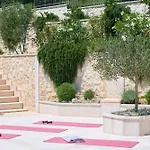 Villa Luce - 2 Private Units, Pool, Grill & Garage