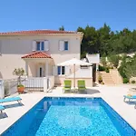 Luce - 2 Private Units, Pool, Grill & Garage Makarska