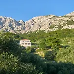 Luce - 2 Private Units, Pool, Grill & Garage Villa