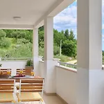 Villa Luce - 2 Private Units, Pool, Grill & Garage