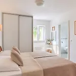 Villa Luce - 2 Private Units, Pool, Grill & Garage *