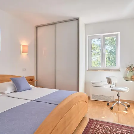 With Two Separate Four-bed Apartments, Private Pool, Grill And Garage * Makarska