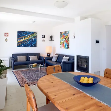 With Two Separate Four-bed Apartments, Private Pool, Grill And Garage Vila *
