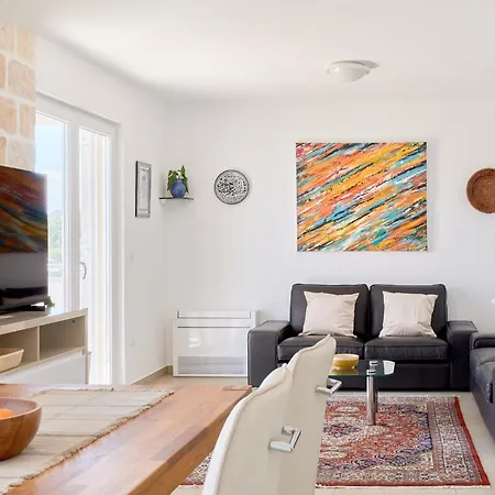 With Two Separate Four-bed Apartments, Private Pool, Grill And Garage Vila Makarska