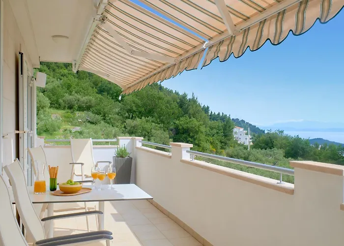 Luce - 2 Private Units, Pool, Grill & Garage Villa *