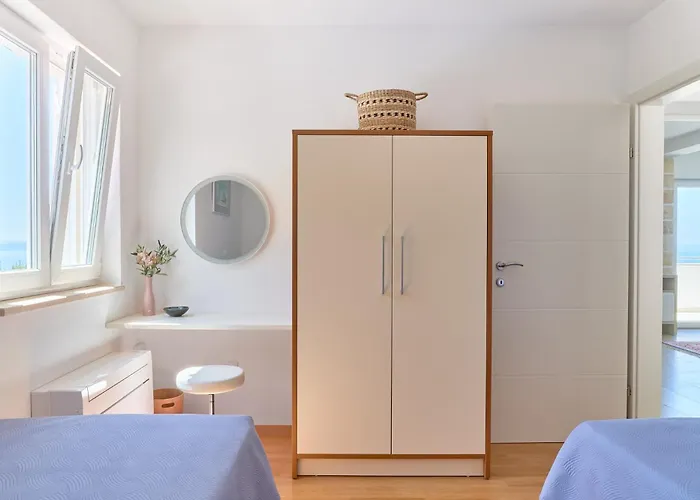 Luce - 2 Private Units, Pool, Grill & Garage Villa