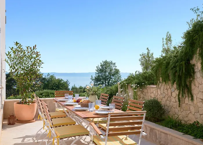 Luce - 2 Private Units, Pool, Grill & Garage Villa