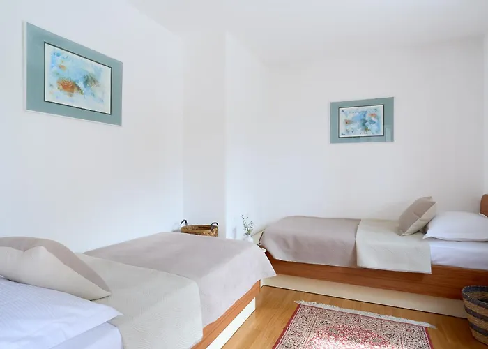 Luce - 2 Private Units, Pool, Grill & Garage Villa *