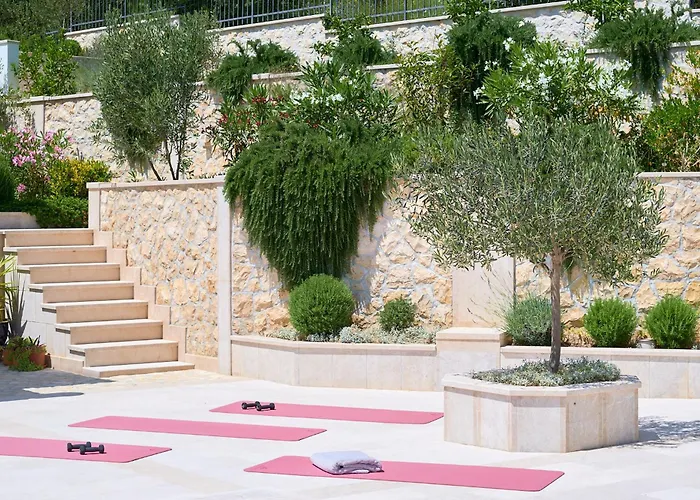 Villa Luce - 2 Private Units, Pool, Grill & Garage