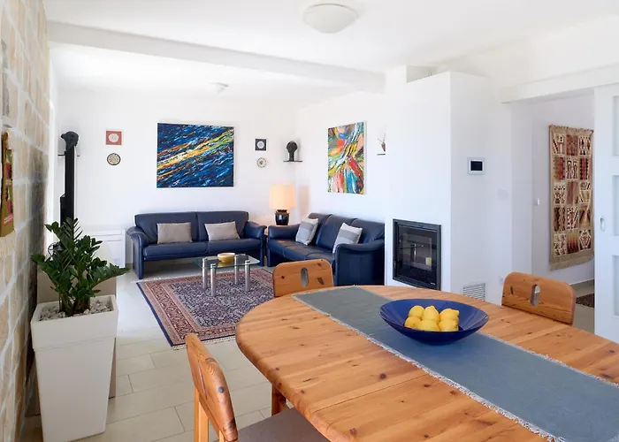 Luce - 2 Private Units, Pool, Grill & Garage Villa *