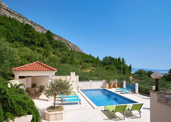 Luce - 2 Private Units, Pool, Grill & Garage Villa