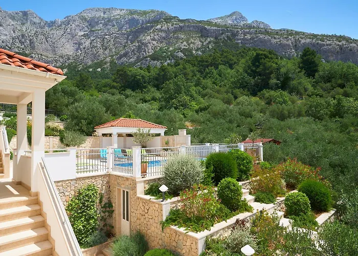 Luce - 2 Private Units, Pool, Grill & Garage *