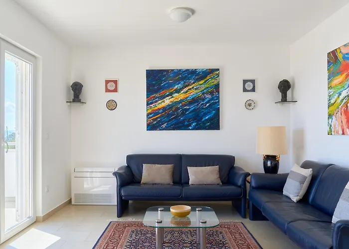 Luce - 2 Private Units, Pool, Grill & Garage Villa *