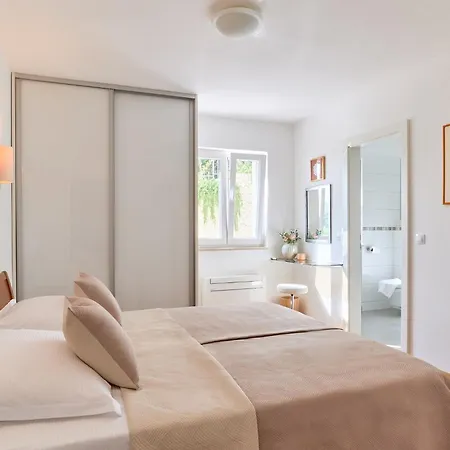 Villa Luce - 2 Private Units, Pool, Grill & Garage *