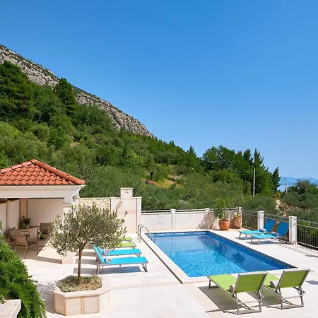 Luce - 2 Private Units, Pool, Grill & Garage Villa