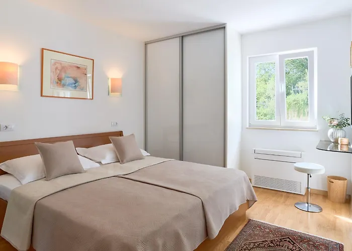 Luce - 2 Private Units, Pool, Grill & Garage