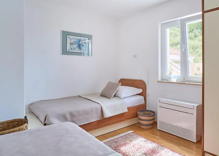 Luce - 2 Private Units, Pool, Grill & Garage