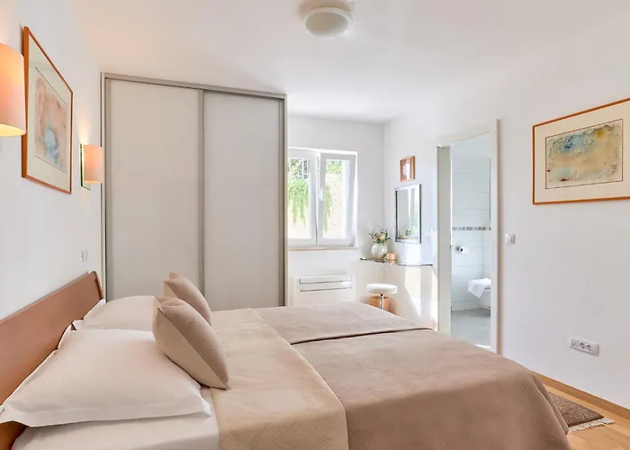 Villa Luce - 2 Private Units, Pool, Grill & Garage *