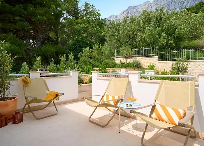 Villa Luce - 2 Private Units, Pool, Grill & Garage